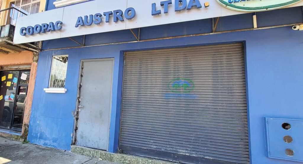 Esta puerta fue dañada las seguridades por delincuentes que robaron 41 mil dólares. IVM