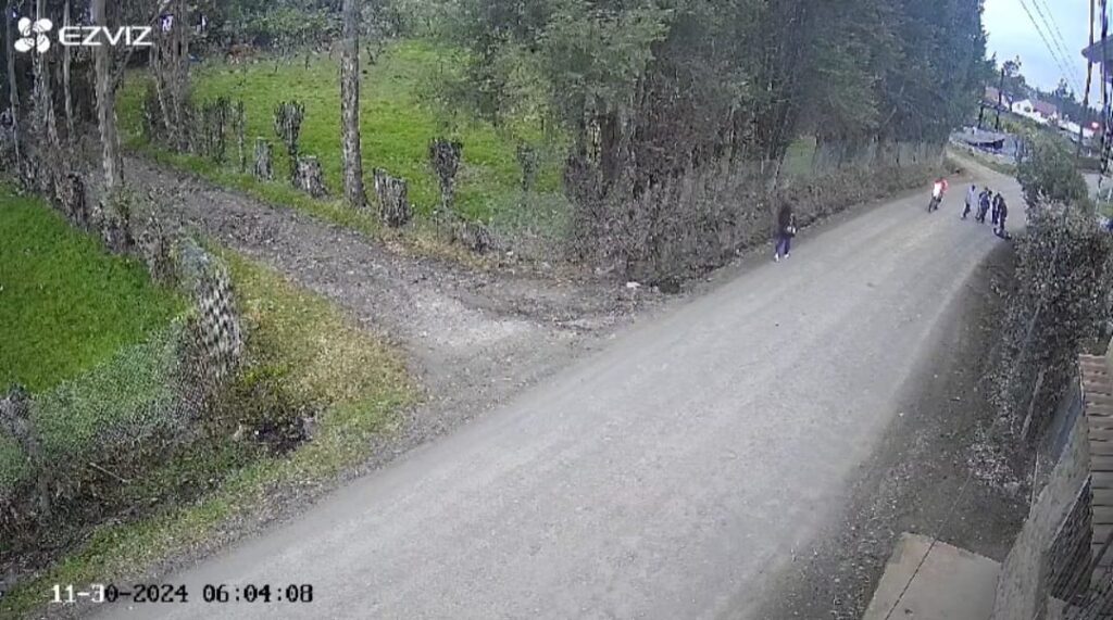 Una cámara de seguridad captó la agresión que sufrió un joven en la parroquia Chiquintad.