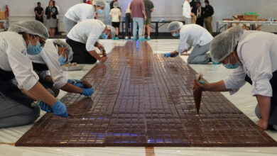 Momento de la elaboración de la barra de chocolate más grande del mundo, liderada por el chef Daniel Ampuero. /Foto Daniel Ampuero