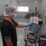 Edison Bravo, bioquímico farmacéutico del laboratorio de BIC Nutrition en la planta de producción en la vía Monay Baguanchi. XCA