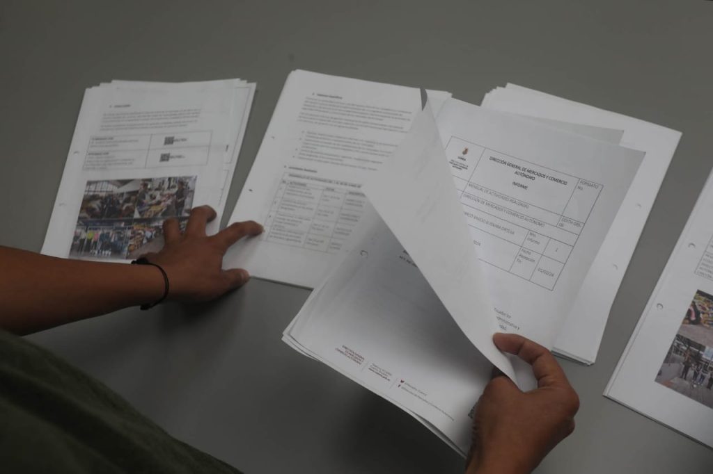 Documentos que reposan en la plataforma Quipux que son el soporte de la investigación sobre el contratista en los mercados de Cuenca. /XCA