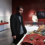 Jonathan Villamar, director de la exposición y Gianella Vintimilla, productora del cortometraje “Kaya” en el Museo Pumapungo, donde se abre “Kamari Kuna: Ofrendas ancestrales futuras