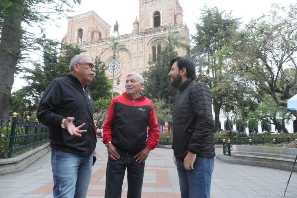 Juan Ernesto y Luis Enrique Trujillo Echanique junto a Diego Zamora, presidente de la Corporación DIZA, que rinde homenaje a los ‘Pibes Trujillo’.