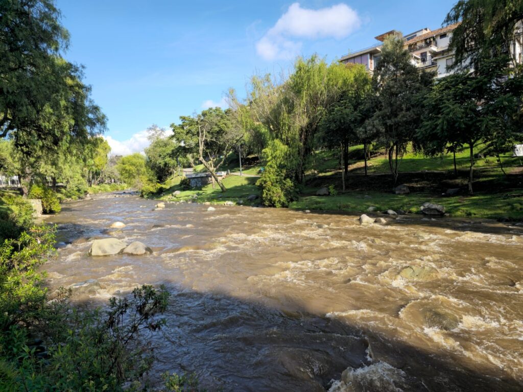 El caudal de los ríos en Cuenca aumentó. Este el estado del río Tomebamba el jueves 5 de diciembre de 2024.