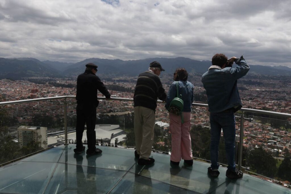 Turistas disfrutan de la vista panorámica desde el mirador de Turi. El feriado extendido del 1 al 5 de enero de 2025, busca atraer visitantes y dinamizar el sector.