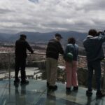 Turistas disfrutan de la vista panorámica desde el mirador de Turi. El feriado extendido del 1 al 5 de enero de 2025, busca atraer visitantes y dinamizar el sector.