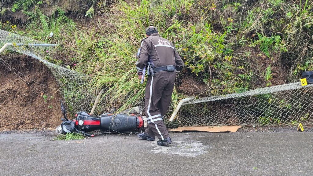 Personal del SIAT realiza la investigación sobre la muerte de un motociclista en la vía a Rayoloma.
