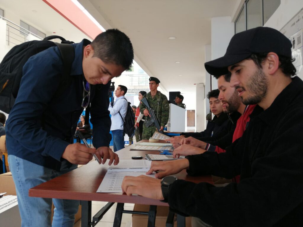 En la Unidad Educativa Manuel Garaicoa de Calderón, en Cuenca, se realizó el simulacro de elecciones local. /FCS