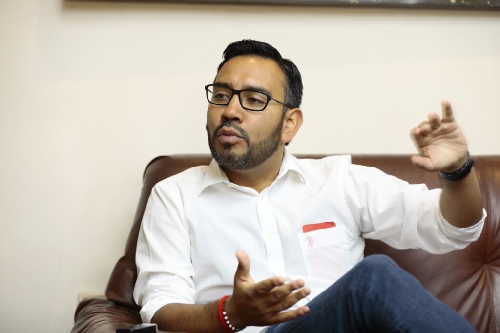 Sebastián Cevallos, candidatos a asambleísta de UP por Azuay, ofrece combatir la minería ilegal.