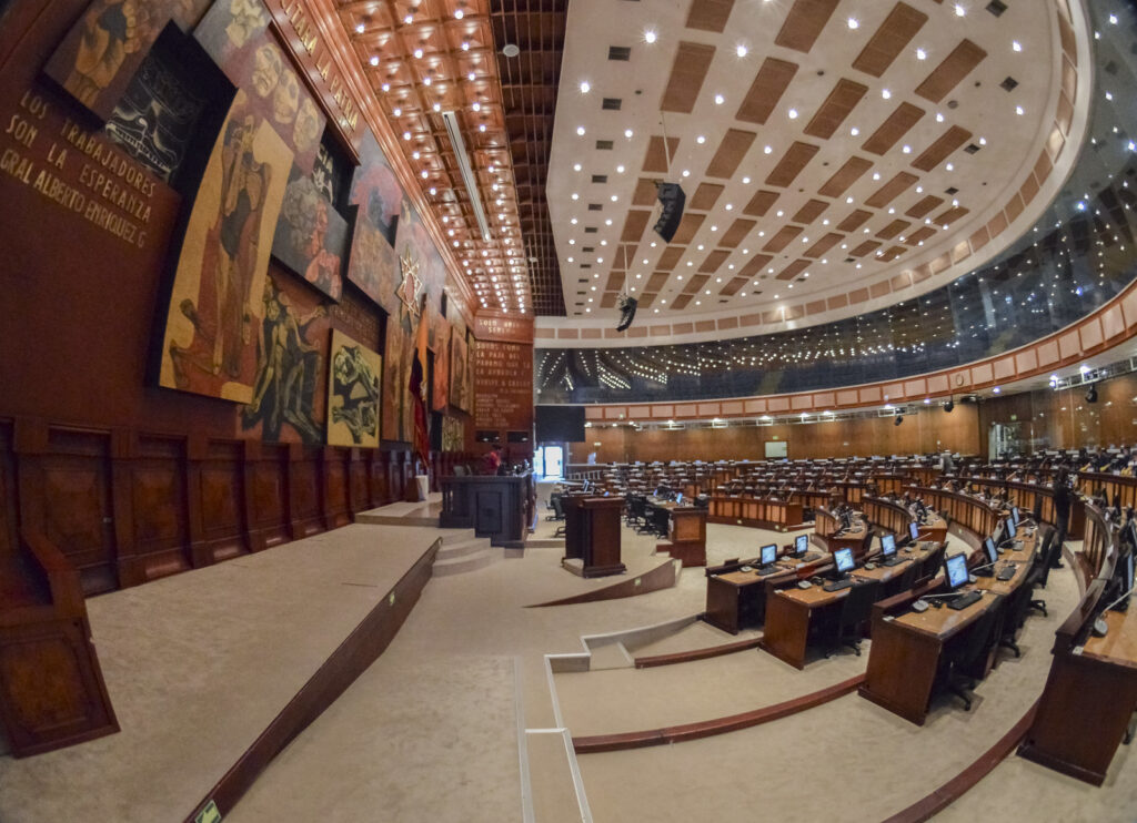 Los candidatos a asambleístas de Azuay proponen endurecer penas y bloquear centralismo con reformas legales.