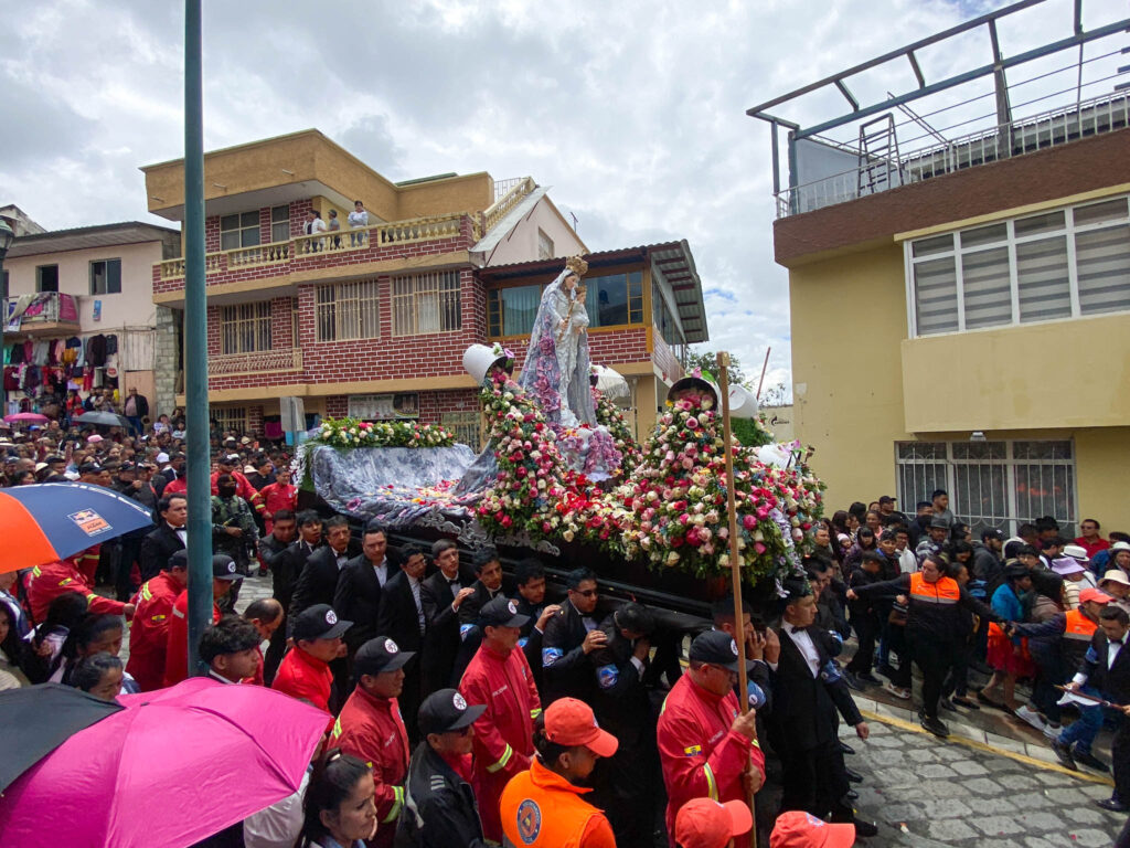 Procesión de la Virgen de la Nube, en Azogues, este 1 de enero de 2025.