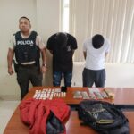 Dos presuntos expendedores de droga fueron detenidos por la Policía Nacional en el sector del Cementerio Municipal de Cuenca.