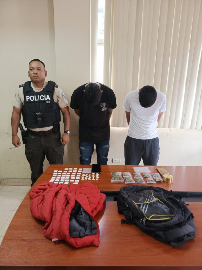 Dos presuntos expendedores de droga fueron detenidos por la Policía Nacional en el sector del Cementerio Municipal de Cuenca.