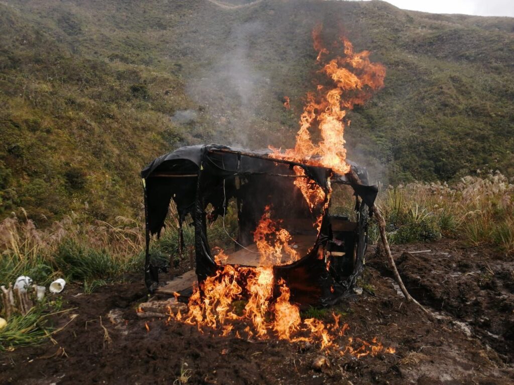 Operativo contra minería ilegal: destrucción de campamentos improvisados en la cuenca alta del río Santa Bárbara, en el cantón Sígsig.