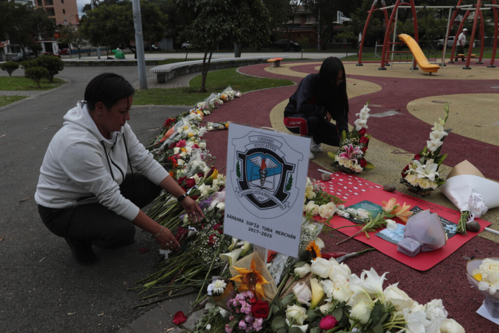 En el Parque La Paz fueron colocadas ofrendas florales en memoria de los dos menores de edad que fallecieron aplastados por árboles.