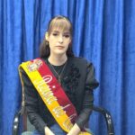 Natalia Arízaga, reina de Cuenca, explica proyecto de ayuda social.