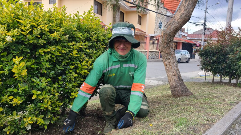 Damián Marcelo Duchi Durán, de 19 años, es empleado de una empresa contratista de la EMAC EP, encargada del mantenimiento de áreas verdes de Cuenca.