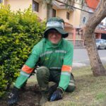 Damián Marcelo Duchi Durán, de 19 años, es empleado de una empresa contratista de la EMAC EP, encargada del mantenimiento de áreas verdes de Cuenca.