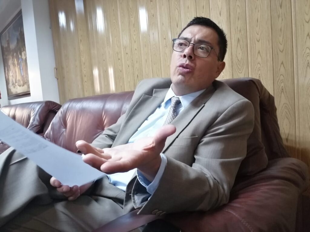 Carlos Rivera Bautista, gerente del Banco de Desarrollo (BDE), durante su visita a Diario El Mercurio.