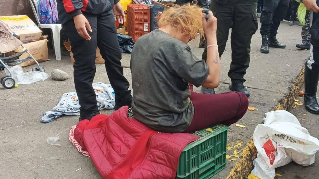 Karen Dayana R., de nacionalidad colombiana, permanece en situación de calle y frecuenta el sector Feria Libre y orillas del Tomebamba.