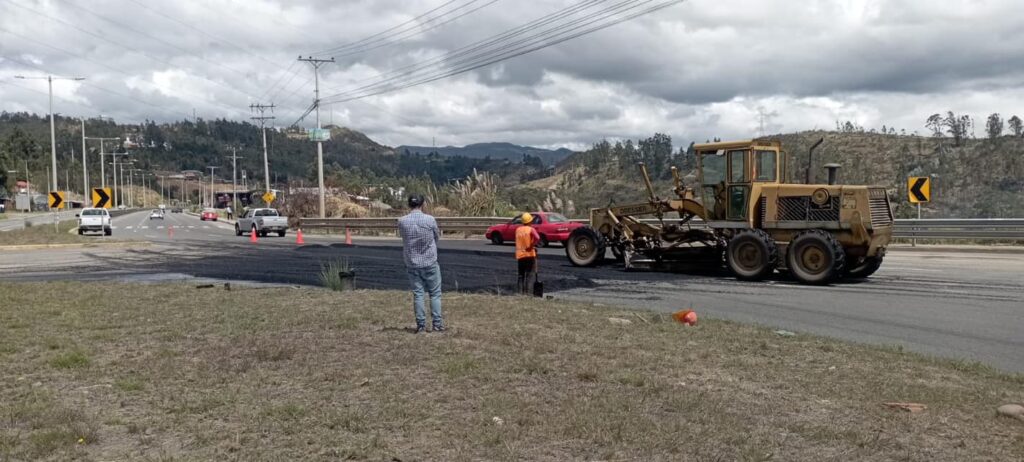 Los rompevelocidades se prevén colocar en la autopista Cuenca – Azogues, en zonas perteneciente al cantón Azogues. /Foto archivo MTOP