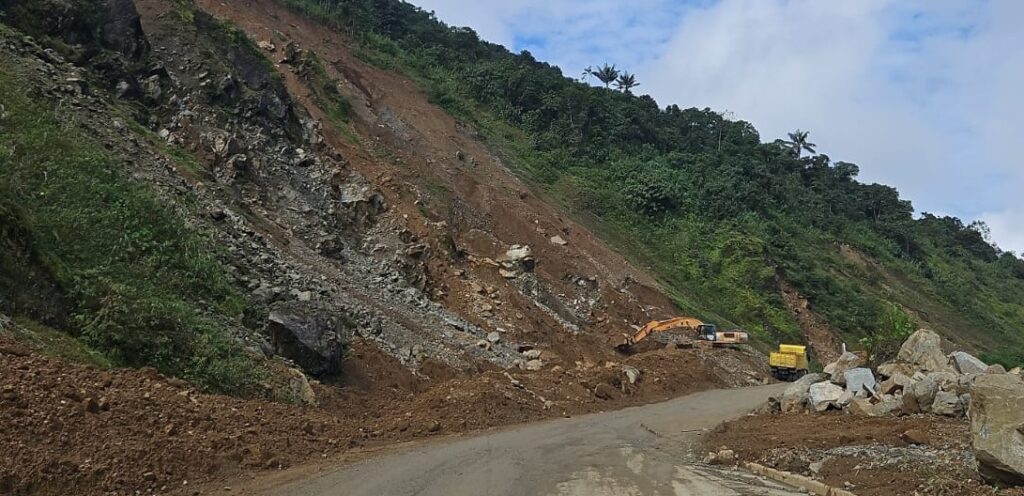 El kilómetro 90 de la vía Cuenca – Molleturo – El Empalme, según transportistas que brindan el servicio de furgonetas, es uno de los puntos más sensibles para ser víctimas de asalto. Es una zona con problemas en la vía. /Foto archivo MTOP