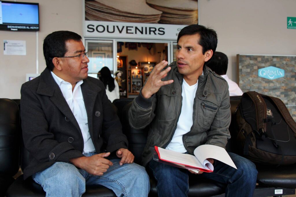 El periodista Jaime Plaza es reconocido en mundo deportivo por dar amplia cobertura a deportes como la marcha. En esta imagen dialoga con el marchista Jefferson Pérez.