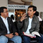 El periodista Jaime Plaza es reconocido en mundo deportivo por dar amplia cobertura a deportes como la marcha. En esta imagen dialoga con el marchista Jefferson Pérez.