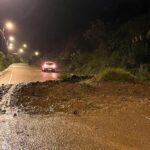 Tras el deslizamiento de lodo, así quedó obstaculizada la vía de manera parcial.