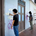 Los dos jóvenes recuperaron la fechada del inmueble que afectaron con spray.