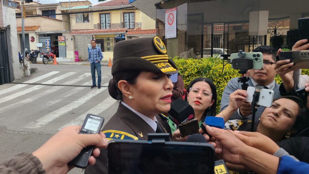 La nueva comandante Natali Aguilera Viteri ya está en el Comando de Policía de Azuay para el relevo de mando.