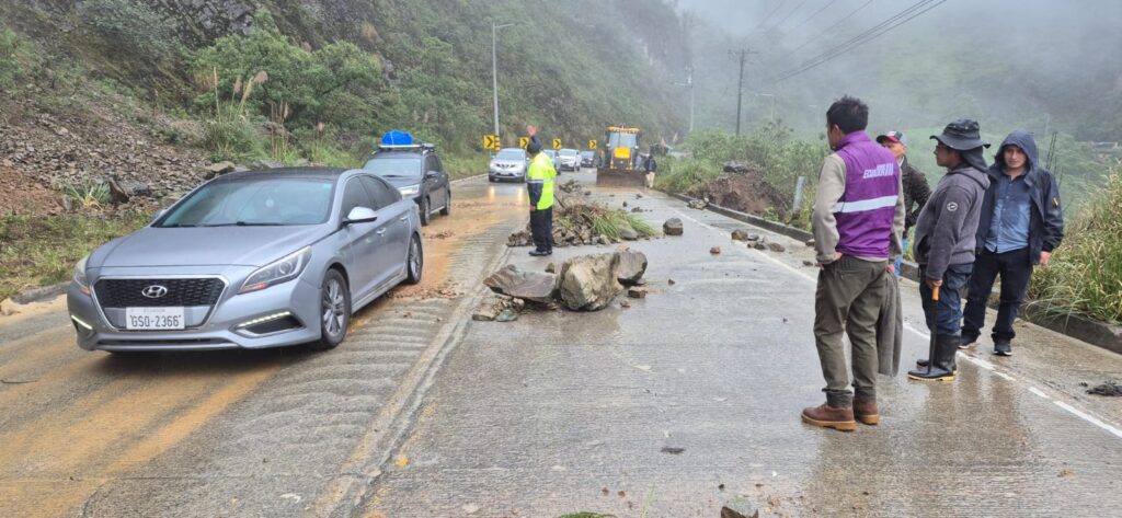 En el kilómetro 53 de la vía Cuenca – Molleturo – El Empalme solo estará habilitado medio carril para la circulación vehicular.