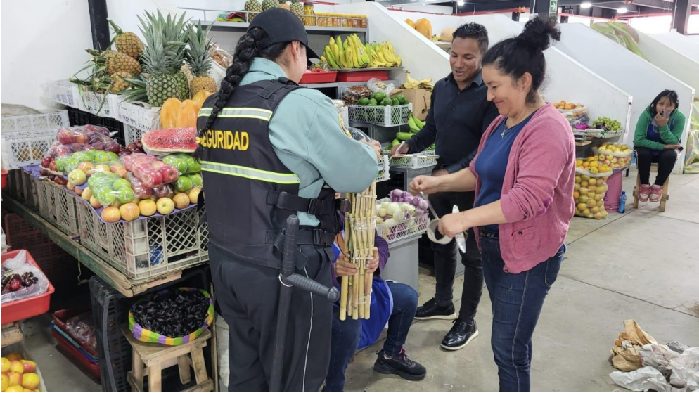 Marco Guevara durante una inspección en el Mercado 4 de Noviembre. /Foto enviada por la Municipalidad de Cuenca.