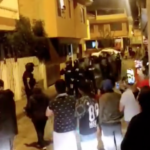 Captura del video publicado en redes sociales en el que se observa a los ciudadanos de la Uncovía tener un altercado con agentes de la Policía.