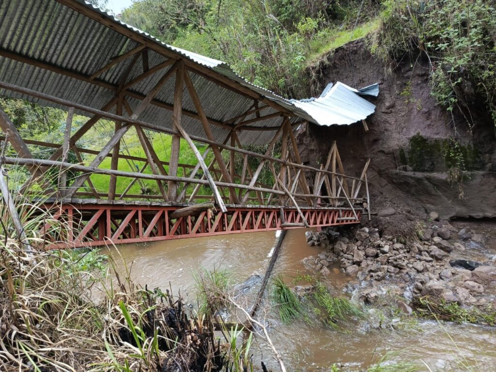 Este es el puente que colapsó en Sidcay y que dejó como saldo una mujer de 61 años herida.