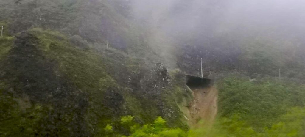Un socavón se ha registrado en la vía Cuenca – Molleturo, razón por la cual se ha restringido el paso vehicular.