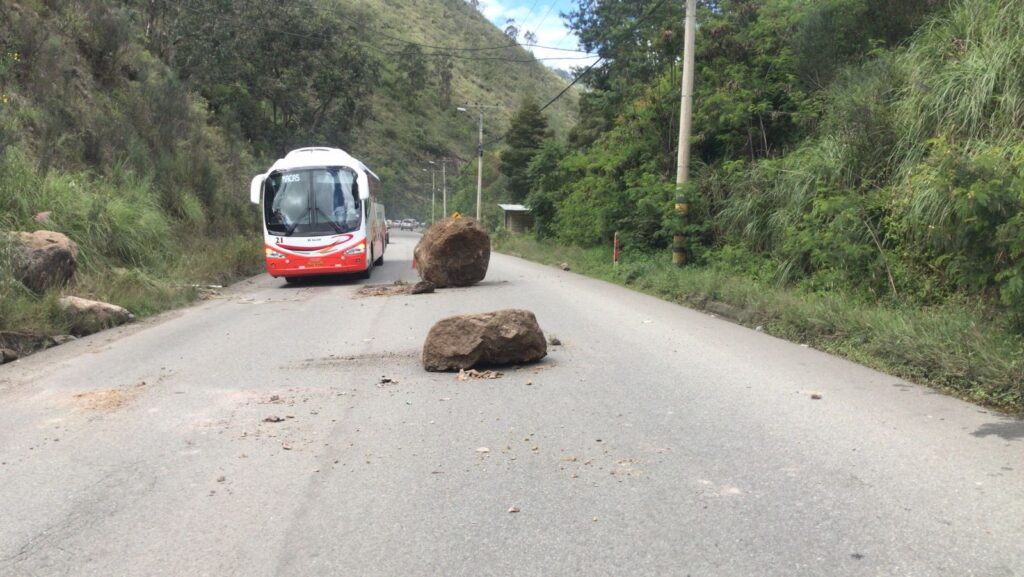 Cierres viales se han presentado en la provincia, uno de los puntos afectados por la lluvia fue la Cuenca – Lumagpamba – Gualaceo.