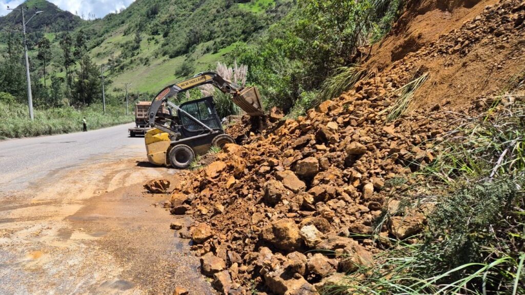 Los trabajos de limpieza de material se realizan en la vía Cuenca – Girón – Pasaje debido a deslizamientos.