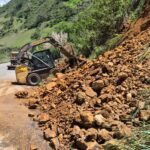 Los trabajos de limpieza de material se realizan en la vía Cuenca – Girón – Pasaje debido a deslizamientos.