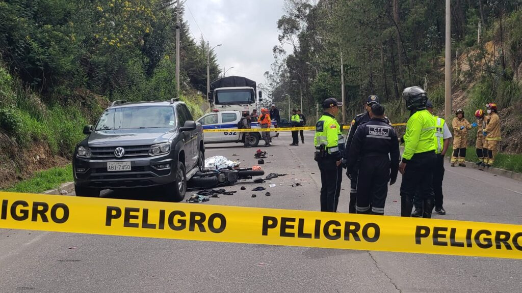 Personal de Tránsito investiga la causa del accidente que dejó un motociclista fallecido en la Panamericana Sur de Cuenca.