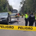 Personal de Tránsito investiga la causa del accidente que dejó un motociclista fallecido en la Panamericana Sur de Cuenca.