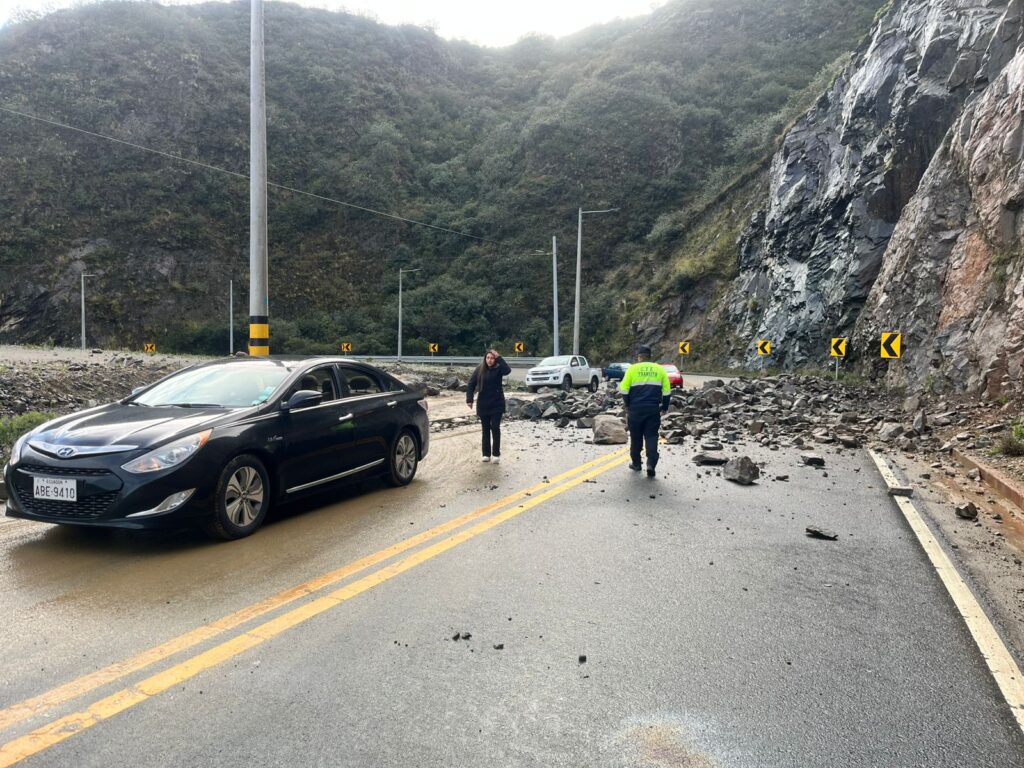 Las lluvias provocaron un derrumbe en el kilómetro 49 de la Cuenca-Molleturo. IVM