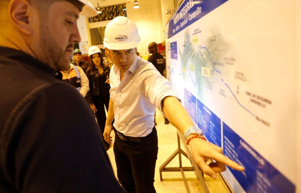 El presidente Daniel Noboa visitó la Hidroeléctrica Paute Molino, para inspeccionar el funcionamiento de la casa de máquinas.