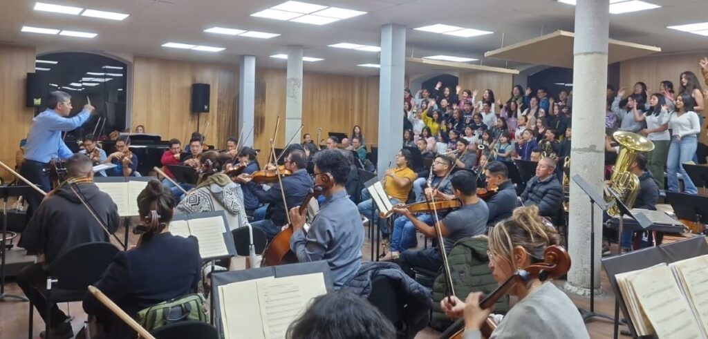 El Maestro Luis Torres Gómez, director invitado de la Orquesta Sinfónica de Cuenca, durante un ensayo.