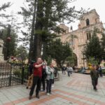 Un grupo de turistas recorre el Parque Calderón.