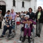 La organizadora Lulú Torres de Aguilar, lleva al Niño Jesús durante la procesión que se desarrolló en los alrededores del parque San Sebastián.