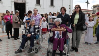 La organizadora Lulú Torres de Aguilar, lleva al Niño Jesús durante la procesión que se desarrolló en los alrededores del parque San Sebastián.