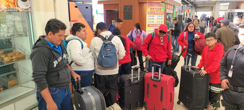 Turistas retornan a sus hogares. Dicen que Cuenca es una de las ciudades seguras. IVM