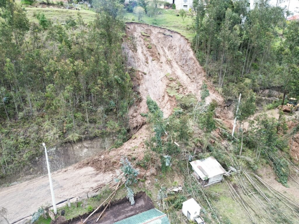 Deslizamiento registrado la madrugada de ayer en la comunidad La Paz de la parroquia Turi; hubo afectación a una tubería de agua del Proyecto Nero.