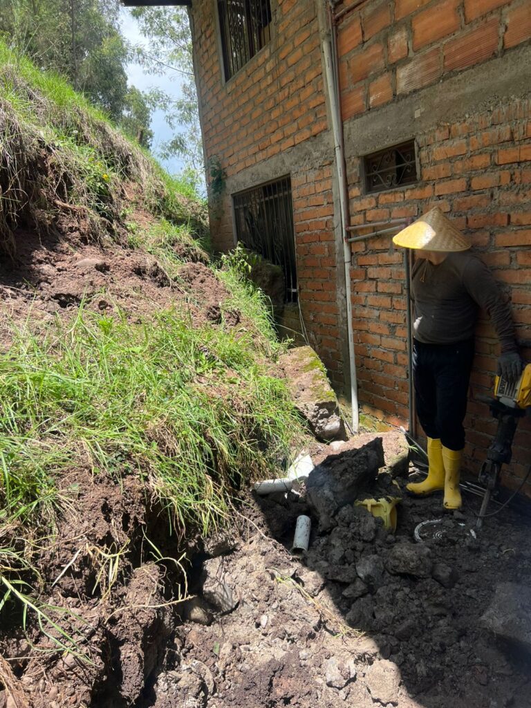 La lluvia ha provocado deslizamientos en varias sectores de Cuenca.